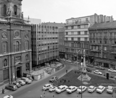 Magyarország, Budapest V., Szervita (Martinelli) tér a Petőfi Sándor utca felé nézve. Balra a Belvárosi Szent Anna-templom (szervita templom), jobbra a Mária oszlop. A felvétel a parkolóházból készült., 1976, UVATERV, barokk-stílus, katolikus, Fiat 500, Fiat 600, Budapest, Szűz Mária-ábrázolás, szerviták, Hölbling János-terv, Pauer János György-terv, Fortepan #99135