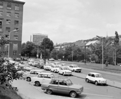 Magyarország, Budapest I., Krisztina körút, balra az Orvos utca, szemben a Horváth-kert, háttérben az Alagút utcai toronyház., 1976, UVATERV, Dacia 1300, Fiat 600, Budapest, Fortepan #99166