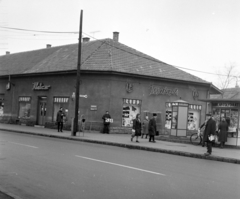 Magyarország, Rákospalota, Budapest XV., Rákos út a Wesselényi utca sarkán lévő teresedésnél., 1972, UVATERV, buszmegálló, telefonfülke, újságárus, illatszerbolt, bolt, Budapest, Fortepan #99174