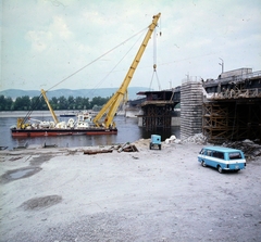 Magyarország, Budapest XIII., a Clark Ádám úszódaru az Árpád híd szélesítési munkálatainál a pesti hídfő közelében., 1981, UVATERV, színes, hídépítés, mikrobusz, RAF-márka, úszódaru, Budapest, RAF Latvija, Fortepan #99192