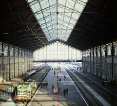 Magyarország, Budapest VI., a Nyugati pályaudvar csarnoka a rekonstrukció után., 1980, UVATERV, vasút, színes, pályaudvar, dízelmozdony, Budapest, Gustave Eiffel-terv, MÁV M40 sorozat, Fortepan #99209