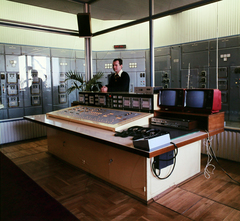 Magyarország, Széchenyihegy, Budapest XII., az adóállomás energiaellátó rendszerének vezérlőterme., 1979, UVATERV, színes, telefon, televízió, vezérlőterem, Budapest, Fortepan #99212