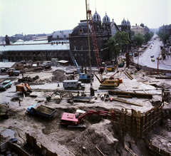 Magyarország, Budapest VI., Nyugati (Marx) tér az aluljáró és a felüljáró építési munkálatai alatt. Szemben a Nyugati pályaudvar és a Teréz (Lenin) körút., 1978, UVATERV, színes, építkezés, Budapest, Gustave Eiffel-terv, Fortepan #99217