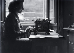 1942, Kurutz Márton, portrait, workplace, office, typewriter, desk, interior, lady, Fortepan #9922