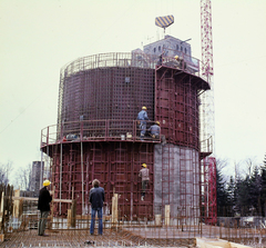 Magyarország, Kékestető, épül az új Tv adótorony, háttérben az 1958-ban épült antenna torony., 1978, UVATERV, színes, építkezés, torony, Fortepan #99224