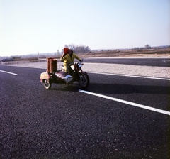 Magyarország, Győr, az M1-es autópálya lehajtója., 1977, UVATERV, színes, motorkerékpár, oldalkocsis motorkerékpár, országút, CZ 350, Fortepan #99228