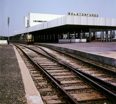 Magyarország, Balatonfüred, vasútállomás., 1974, UVATERV, vasút, színes, vasútállomás, helységnév tábla, MÁV M40 sorozat, Fortepan #99236