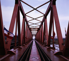 Hungary, Murakeresztúr, a Mura folyó II. világháborúban lerombolt vasúti hídja helyett épített új híd., 1975, UVATERV, railway, colorful, bridge, flag, Fortepan #99238