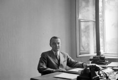 1942, Kurutz Márton, portrait, workplace, desk, telephone, interior, man, ashtray, calculator, Fortepan #9924