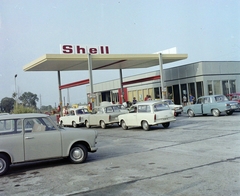 Magyarország, Veszprém, benzinkút a Pápai út mellett., 1973, UVATERV, színes, Trabant-márka, benzinkút, Trabant 601, Renault 10, Shell-márka, Fortepan #99240