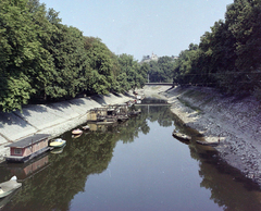 Magyarország, Esztergom, Kis-Duna, szemben a Bottyán híd. Háttérben a Szent Tamás-hegyen a Fájdalmas Szűz kápolna., 1973, UVATERV, színes, Fortepan #99256