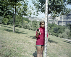 Magyarország, Tabán, Budapest I., földmérés, figuráns mérőléccel és adó-vevő készülékkel, háttérben a Budavári Palota (korábban Királyi Palota)., 1973, UVATERV, színes, Budapest, rádió, földmérő, földmérés, figuráns, Fortepan #99259