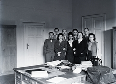 1942, Kurutz Márton, workplace, typewriter, desk, tableau, women, men, ink bottle, interior, chair, blotter, bow tie, Continental-brand, Fortepan #9926