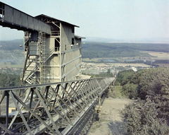 Magyarország, Uzsa, (ekkor Lesenceistvánd településrésze), csillesor a bazaltbánya és az osztályozómű között., 1973, UVATERV, színes, bányászat, szalaghíd, Fortepan #99264