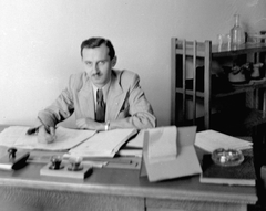 1942, Kurutz Márton, portrait, workplace, desk, ink bottle, interior, man, ashtray, blotter, shelf, Fortepan #9928