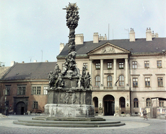 Magyarország, Sopron, Fő (Beloiannisz) tér, Szentháromság-szobor, jobbra a Vármegyeháza (később Járási Hivatal)., 1973, UVATERV, színes, szentháromság szobor, Fortepan #99284