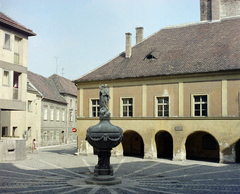 Magyarország, Sopron, Orsolya tér, Mária-kút, háttérben balra az Új utca, jobbra a Lábasház., 1973, UVATERV, színes, lábasház, Fortepan #99287