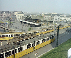 Magyarország, Budapest II., Széll Kálmán (Moszkva) tér, középen a metróállomás csarnoka., 1973, UVATERV, színes, Ikarus-márka, villamos, Ganz-márka, Ganz UV, Ganz CSMG, Budapest, autóbusz, Ikarus 556, Ikarus 620/630, Fortepan #99304