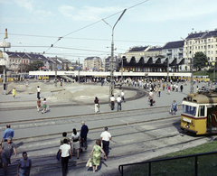 Magyarország, Budapest I.,Budapest II., Széll Kálmán (Moszkva) tér, a metróállomás csarnoka, háttérben a Vérmező út házsora., 1973, UVATERV, színes, villamos, Ganz UV, viszonylattábla, Ganz CSMG, Budapest, viszonylatszám, Fortepan #99305