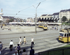 Magyarország, Budapest I.,Budapest II., Széll Kálmán (Moszkva) tér, a metróállomás csarnoka, háttérben a Vérmező út házsora., 1973, UVATERV, színes, villamos, Ganz UV, viszonylattábla, Ganz CSMG, Budapest, viszonylatszám, Fortepan #99306