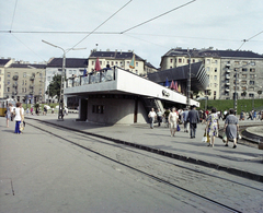 Magyarország, Budapest I.,Budapest II., Széll Kálmán (Moszkva) tér, a metróállomás csarnoka, háttérben a Vérmező út házsora., 1973, UVATERV, színes, Budapest, Fortepan #99308