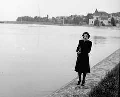 Hungary,Lake Balaton, Révfülöp, háttérben a kikötő épülete., 1942, Kurutz Márton, portrait, handbag, lady, coat, Fortepan #9931