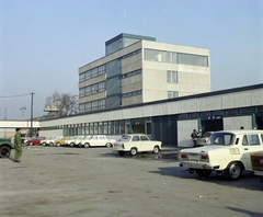 Magyarország, Csepeli Szabadkikötő, Budapest XXI., Petróleum utca 4., Merkur Személygépkocsi Értékesítő Vállalat telephelye., 1974, UVATERV, színes, automobil, Trabant 601, Skoda 100, GAZ 69, Budapest, Fortepan #99319