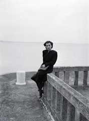 Hungary,Lake Balaton, Révfülöp, móló., 1942, Kurutz Márton, portrait, handbag, lady, coat, Fortepan #9932