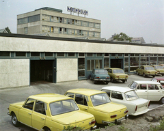 Magyarország, Csepeli Szabadkikötő, Budapest XXI., Petróleum utca 4., Merkur Személygépkocsi Értékesítő Vállalat, irodaépület., 1974, UVATERV, színes, Wartburg-márka, Trabant 601, Skoda 100, Wartburg 353, Budapest, Merkur Személygépkocsi Értékesítő Vállalat, Fortepan #99331