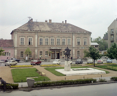 Magyarország, Hajdúszoboszló, Hősök tere, Bocskai István lovasszobra (Marton László, 1972.). Háttérben a Bástya (egykor Bika) szálló, ma Nelson Hotel épülete., 1974, UVATERV, színes, felirat, tér, szálloda, eszpresszó, parkoló, GAZ 24 Volga, Moszkvics 407, lovas szobor, Polski Fiat 125p, Wartburg 353, VAZ 2101, Moszkvics 412, NSU Prinz, neon felirat, Bocskai István-ábrázolás, Trabant 601 Universal, Ford Taunus TC, Fortepan #99336