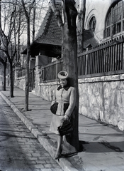 Hungary, Budapest II., Áldás utca 1., általános iskola., 1942, Kurutz Márton, portrait, fashion, hat, street view, fence, handbag, lady, costume, Budapest, Fortepan #9934