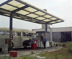 Magyarország, Vác, Deákvári fasor, Volán telep., 1974, UVATERV, színes, autóbusz, Ikarus-márka, Ikarus 66, benzinkút, pavilon, tankolás, Fortepan #99340