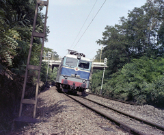 Magyarország, Gödöllő, a Szent-Györgyi Albert (Raktár) utca felüljárója a Budapest–Hatvan vasútvonalon., 1974, UVATERV, vasút, színes, MÁV V43 sorozat, villanymozdony, felüljáró, Fortepan #99345