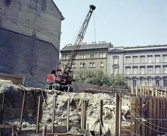 Magyarország, Budapest VIII., Üllői út, szemben a Szabó Ervin tér és a Baross utca házai. Az Üllői út és a Baross utca között itt nyílott egy névtelen utca az építkezés során., 1974, UVATERV, színes, építkezés, daru, Budapest, Fortepan #99346