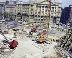 Magyarország, Budapest V.,Budapest VI., Deák Ferenc tér az aluljáró építése idején, szemben az Anker-ház., 1974, UVATERV, színes, építkezés, daru, Ikarus-márka, villamos, Alpár Ignác-terv, palota, Ganz UV, eklektikus építészet, Budapest, autóbusz, Ikarus 180, Fortepan #99349