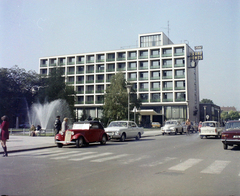 Magyarország, Kecskemét, Kossuth tér, Aranyhomok Hotel., 1974, UVATERV, színes, szökőkút, Adler-márka, automobil, Fortepan #99362