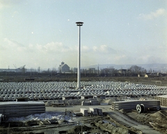 Hungary, Budapest XXI., Szállító utca, a Merkur Személygépkocsi Értékesítő Vállalat lerakata. Háttérben a Csepeli Szabadkikötő épületei., 1975, UVATERV, colorful, car park, lamp post, Budapest, Fortepan #99369