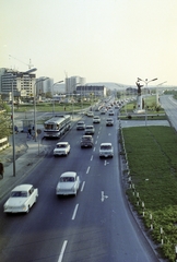 Magyarország, Budapest XI., Budaörsi út, szemben az Osztapenko szobor a Balatoni út és az M1-M7 közös szakaszának találkozásánál. Balra az épülő Őrmezői lakótelep., 1976, UVATERV, színes, forgalom, szobor, Ikarus 180, autópálya, Osztapenkó-ábrázolás, Budapest, Fortepan #99372