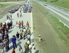 Hungary, Székesfehérvár, az M7-es autópálya új, Székesfehérvár - Balatonaliga közötti szakaszának átadási ünnepségén résztvevők. A felvétel 1975. július 3-án készült., 1975, UVATERV, colorful, inauguration, Ikarus-brand, Barkas-brand, highway, bus, dress, mass, festive, Fortepan #99380