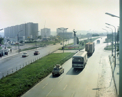 Magyarország, Budapest XI., Budaörsi út, szemben az Osztapenko szobor a Balatoni út és az M1-M7 közös szakaszának találkozásánál. Balra az épülő Őrmezői lakótelep., 1976, UVATERV, színes, forgalom, autóbusz, szobor, építkezés, lakótelep, Ikarus-márka, Polski Fiat 125p, Ikarus 556, autópálya, Osztapenkó-ábrázolás, Budapest, Simca 1100, Fortepan #99386