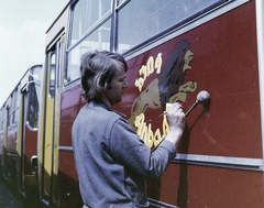 Magyarország, Budapest XVI., Margit utca, IKARUS gyártelep., 1976, UVATERV, színes, autóbusz, Ikarus-márka, festés, címfestő, Budapest, Ikarus 260, munkaruha, hajviselet, kihalt mesterség, Fortepan #99391