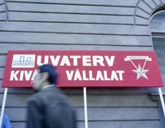 Magyarország, Budapest VII., Wesselényi utca 77., május 1-i felvonulók., 1977, UVATERV, színes, Budapest, szocializmus, transzparens, UVATERV vállalat, Fortepan #99411