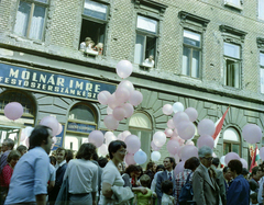 Magyarország, Budapest VII., Wesselényi utca 78., május 1-i felvonulók., 1977, UVATERV, színes, cégtábla, felvonulás, léggömb, május 1, Budapest, molnár, festőszerszám, Fortepan #99412