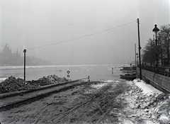 Hungary, Budapest II., budai alsó rakpart, lehajtó a Margit hídnál., 1941, Kurutz Márton, flood, Imre Steindl-design, wharf, parliament, Neo-Gothic-style, Danube, fog, eclectic architecture, Budapest, Fortepan #9942