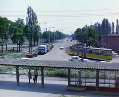 Magyarország, Szeged, Pulz utca, az 1-es villamos-végállomása a Szeged-Rókus vasútállomásnál, háttérben a Kossuth Lajos sugárút., 1977, UVATERV, színes, Trabant-márka, Skoda-márka, Polski Fiat-márka, Csepel-márka, villamos, Skoda 1000 MB, Trabant 601, Polski Fiat 125p, FVV CSM-2/CSM-4, szerkocsi, Fortepan #99423