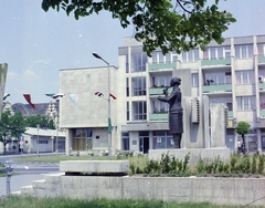 Magyarország, Tata, Ady Endre utca, a Szövőnő című szobor (id. Kalló Viktor, 1977.)., 1978, UVATERV, színes, szobor, Fortepan #99431