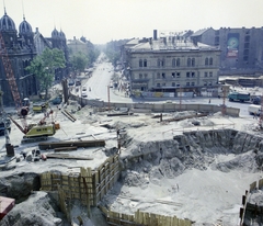 Magyarország, Budapest VI., Nyugati (Marx) tér az aluljáró és a felüljáró építési munkálatai alatt. Szemben a Nyugati pályaudvar és a Teréz (Lenin) körút., 1978, UVATERV, színes, építkezés, markológép, Budapest, Gustave Eiffel-terv, Fortepan #99443