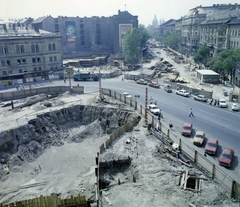 Magyarország, Budapest V.,Budapest VI., Nyugati (Marx) tér az aluljáró és a felüjáró építési munkálatai alatt, szemben a Bajcsy-Zsilinszky út., 1978, UVATERV, színes, építkezés, vörös csillag, FSO Syrena, Budapest, Fortepan #99444