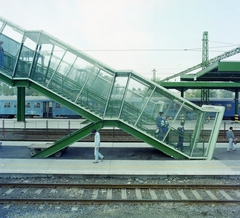 Hungary, Tata-Tóváros, vasútállomás., 1990, UVATERV, railway, colorful, train station, overpass, Fortepan #99451