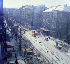 Magyarország, Budapest XII., Böszörményi út az Ugocsa utcától a a kerületi Tanács (később Polgármesteri Hivatal) épülete felé nézve, jobbra a Hollósy Simon utca torkolata., 1979, UVATERV, színes, építkezés, Budapest, Fortepan #99454